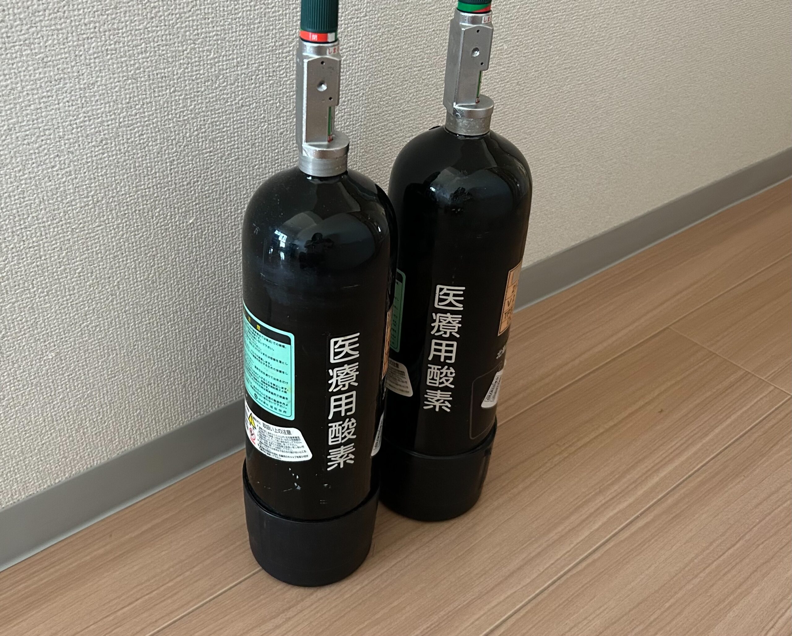 酸素ボンベが床においている写真